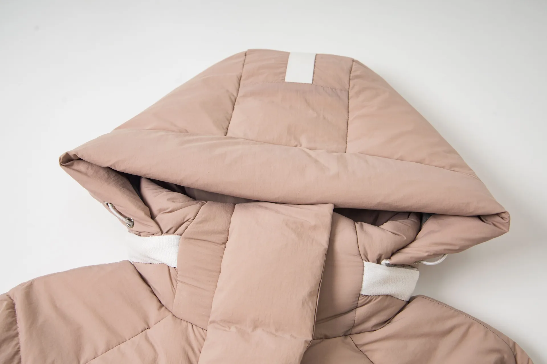 P770 model number: G124 Canada Goose PASTELS series new Parker couple's hooded down jacket 1️⃣The fabric is made of soft EnduraLuxe fabric, which enhances the durability of easy-to-wear parts, is lightweight and durable; the inner liner is made of anti-velvet gallbladder, which is comfortable and soft without velvet. It has a detachable hood, can be adjusted in two directions, and is also filled with down, which brings greater softness and wrapping around the head and neck, and is full of warmth. This parka features white trim on the back and sides, and the hardware locks are all original and custom-made to match the muted fabric color. Goose label: The official website’s new series of silicone material labels, non-embroidery labels. 2️⃣It is very youthful and energetic, and can be easily worn by both men and women. It is very in line with the fashion aesthetic concepts of today's young people! 3️⃣ A full set of customized accessories, complete with three standards, same style for men and women, a must-have for couples! Color: black, white, pink, stone gray, water-soluble blue Size: XS, S, M, L